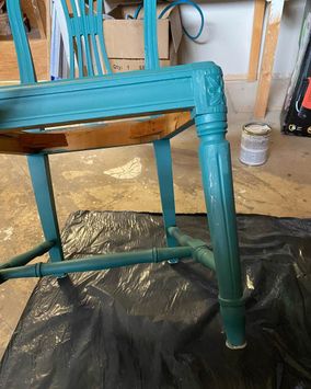 Siniseksi maalattu tuoli